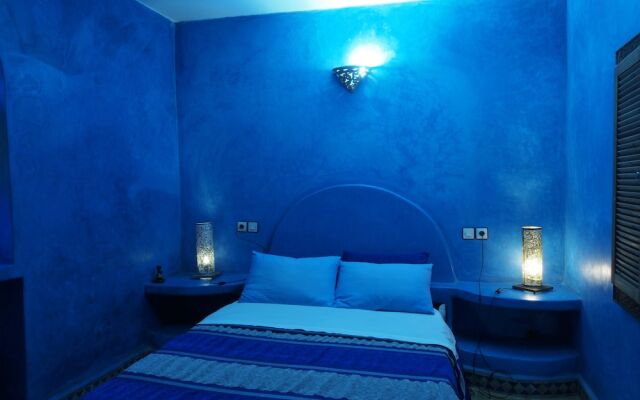 Double Bedroom and Spacious Garden With Swimming Pool
