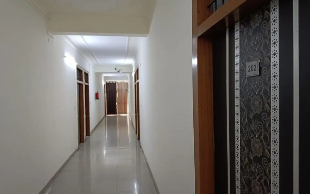 OYO 16721 Divine Hotel