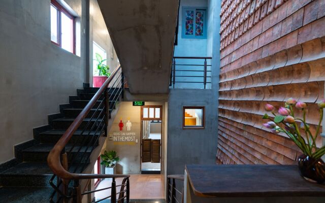9 Hostel and Bar