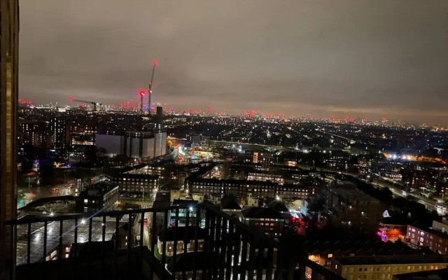 Beautiful 2 Bed Penthouse With Balcony Views Ldn