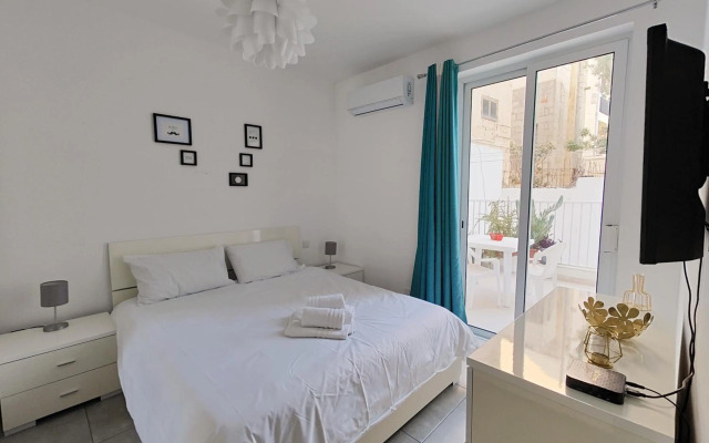 Large Central Apartment Near Valletta & Seafront