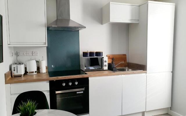 Modern Town Centre Studio Close to Beach