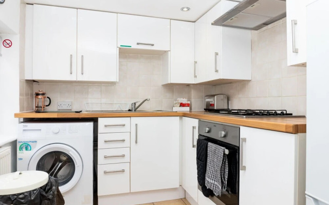 Comfy, 2 Bed House, Sleeps 6 with Garden and Free Parking in Cheltenham