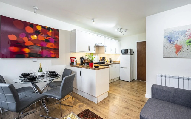 Incredible Light Filled Studio Apartment + Free Parking Sleeps 4