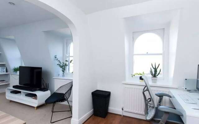 1 Bedroom Apartment In Vibrant Putney