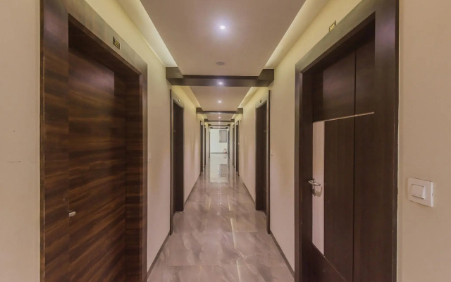 OYO 7136 Solitaire Residency