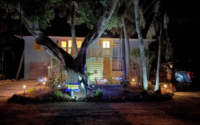 Dancing Dolphin 4 Bedroom Home by RedAwning