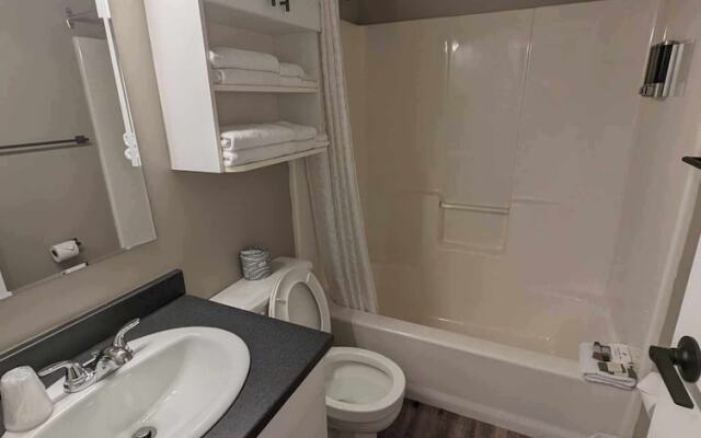 Creston Hotel & Suites