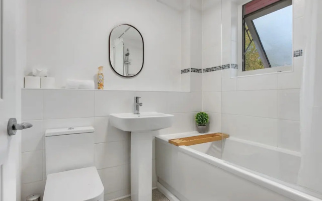 Inviting 2-bed House in Milton Keynes - Netflix