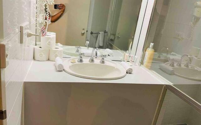 438/247 entire 1BR exHotel Room in the heart of city
