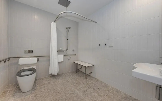 Littomore Suites Kingswood