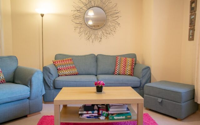 Bright 2 Bedroom Flat With Parking in Oxford