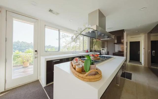 Zen Estate - Luxurious 5BR Beverly Hills Sanctuary With Pool & Canyon Views