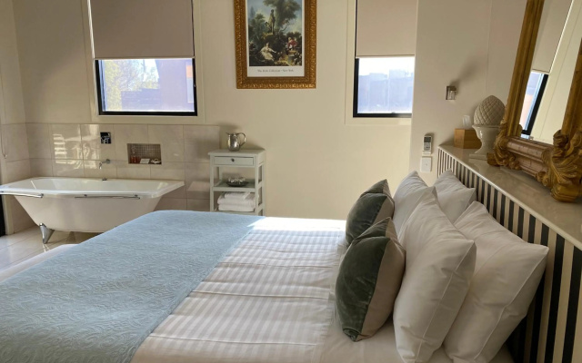 Adelphi Apartments 3 or 3A - Downstairs 2 Bedroom or Upstairs Studio with Balcony – Guest Rooms – Echuca