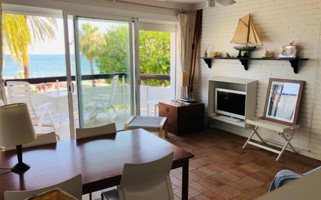 Newly Renovated Beachfront Apartment Ideally Located in Penelope