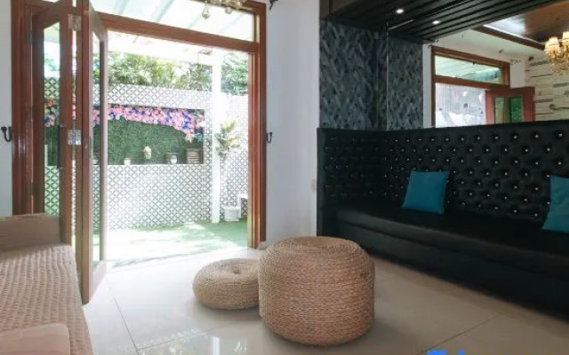 RedDoorz Hostel @ St. Paul Village LapuLapu - Vaccinated Staff