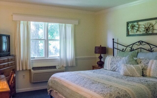 Edgewater Inn & Riverside Grill