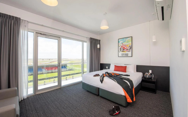 Rydges Pit Lane Hotel