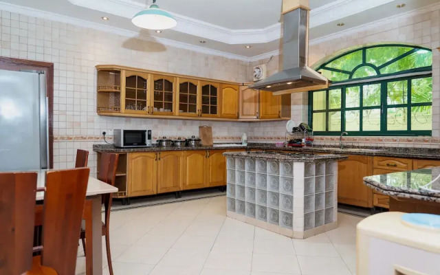 Mini-Mansion Villa Adjacent To The Beach