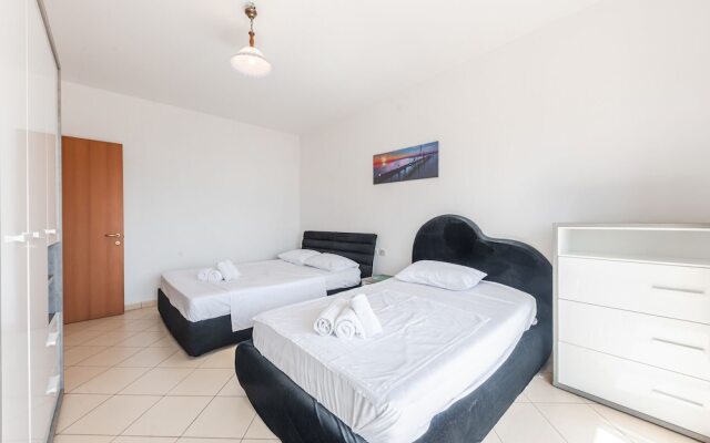 Central Main Square Apartment