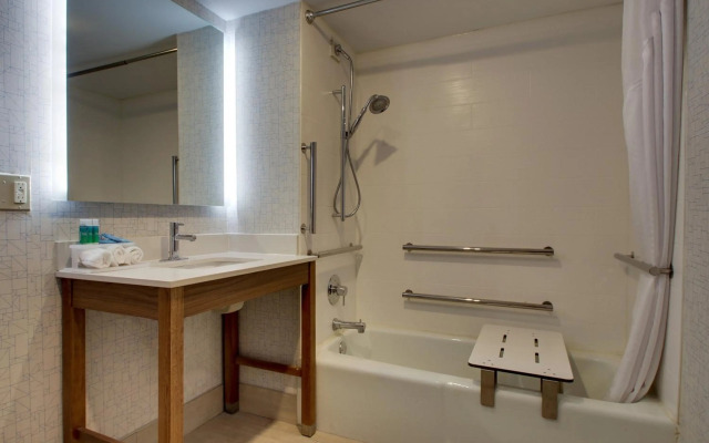 Holiday Inn Express & Suites Wapakoneta by IHG