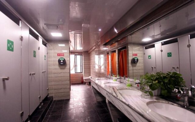 Simple Capsule Youth Hostels