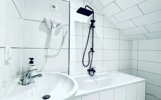 Comfortable 5 BR Apt near Schonbrunn
