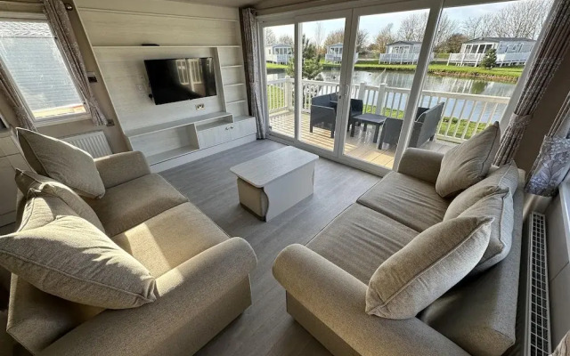 Mablethorpe Lakeside Caravan With Decking & Wi-fi!