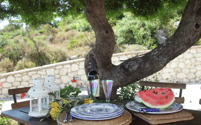 Spacious Villa in Vasiliki with Swimming Pool & Hot Tub