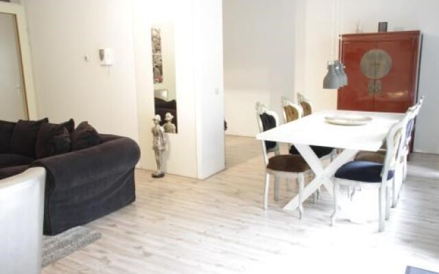 Luxury Center Two-Bedroom Apartment with Private Parking *Non Smoking*