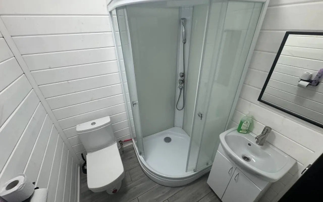 Дом у пруда