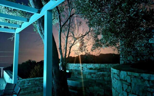 Villasleeps10-garden-freeparking-pool-ac