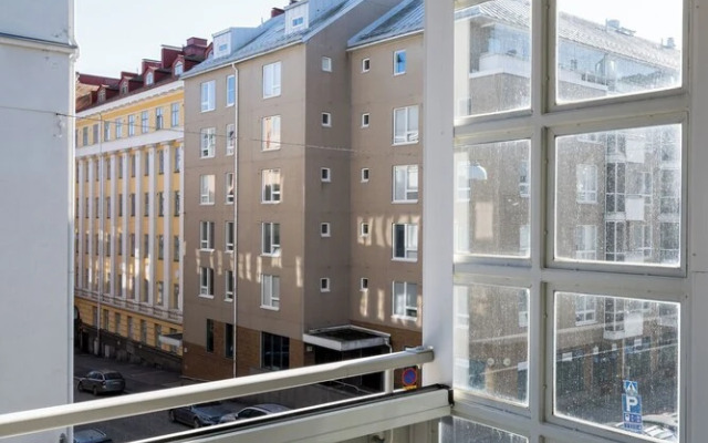 Modern 1BR Apartment with Balcony