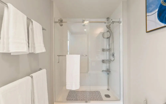 Sky Ala Moana 4209 2 Bedroom Condo by RedAwning