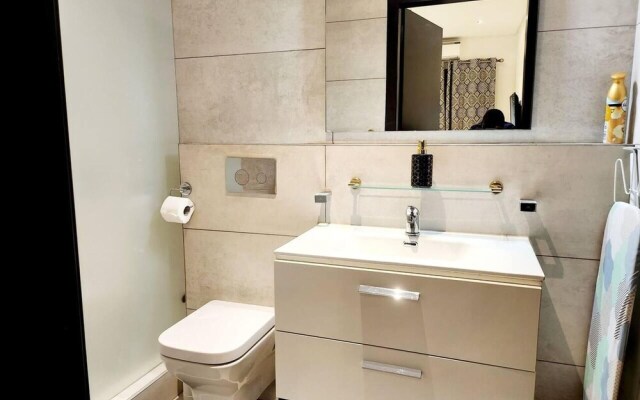 Elegant & Luxury Gem-5 Star Location -pools, Gym!