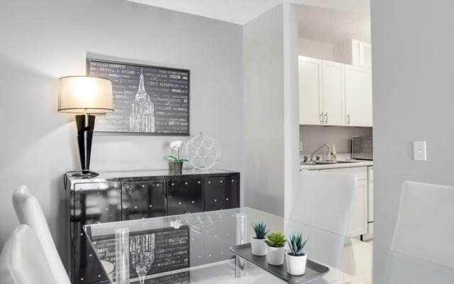 Stylish and Cozy Eau Claire 2BR With Gym Coffee