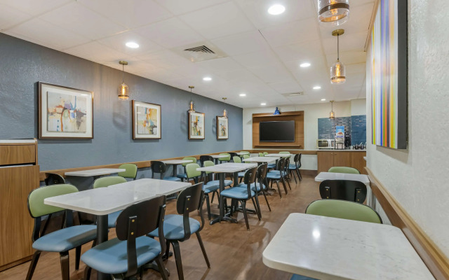 Best Western Plus Universal Inn