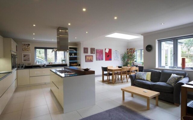 Stunning 5 Bed Garden Home - Oxford