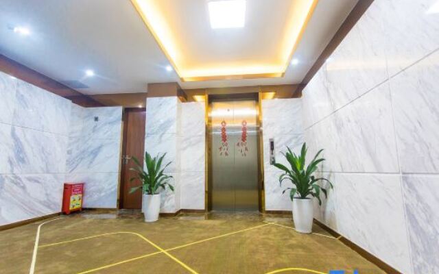 Chonpines Hotel (Shenzhen Gongming Honghuashan Metro Station)