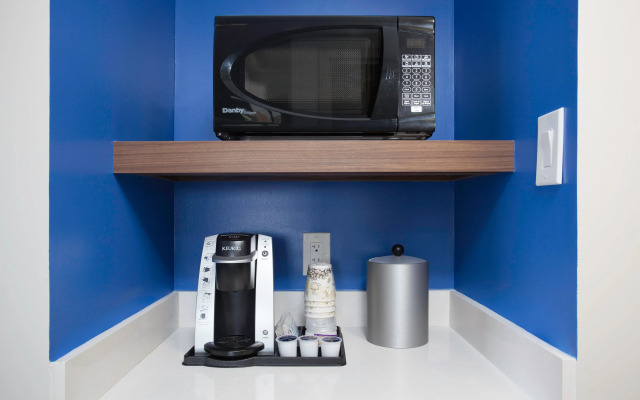 Holiday Inn Express & Suites Mississauga-Toronto Southwest by IHG