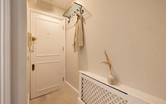 Chic Sunlit Earls Court Flat