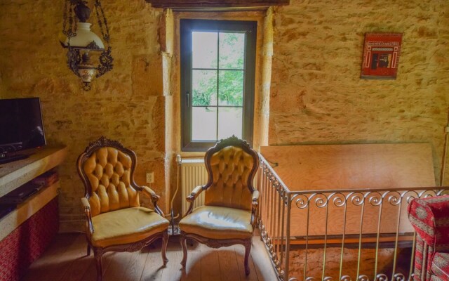 Spacious Villa in Puy-l'évêque With Swimming Pool