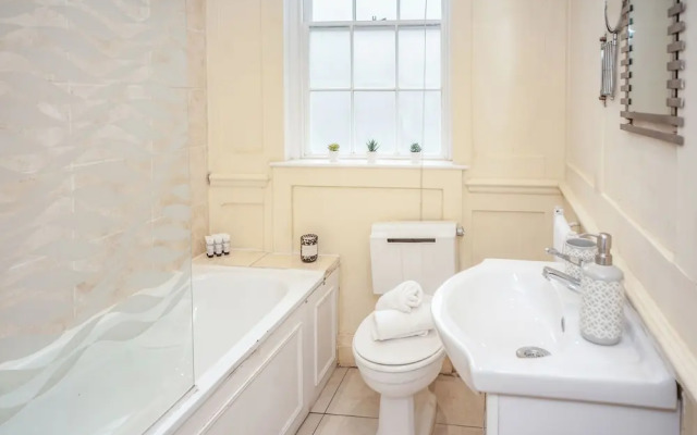 Spacious 3BR 2BA Flat in Central Soho