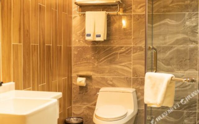 Paco Hotel (Guangzhou North Railway Station Huacheng Road Metro)