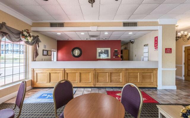 Econo Lodge Inn & Suites
