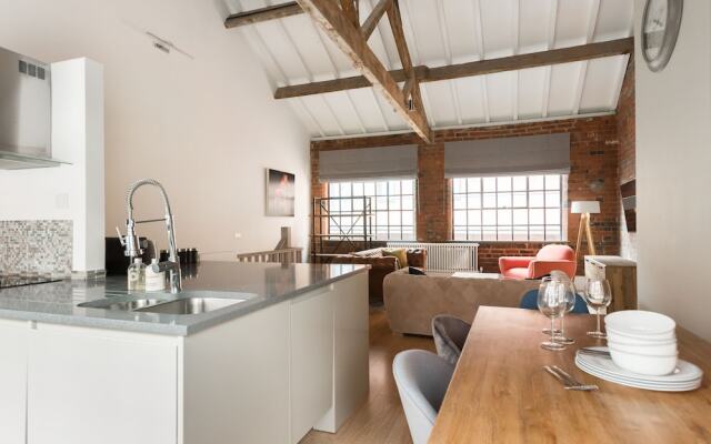 The Warehouse Loft - Trendy Converted Warehouse 3BDR