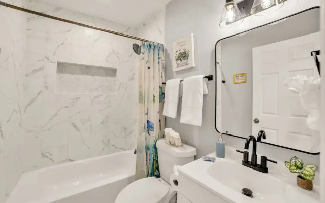 Spacious & Homey 4br/3ba W/amenities Near Downtown