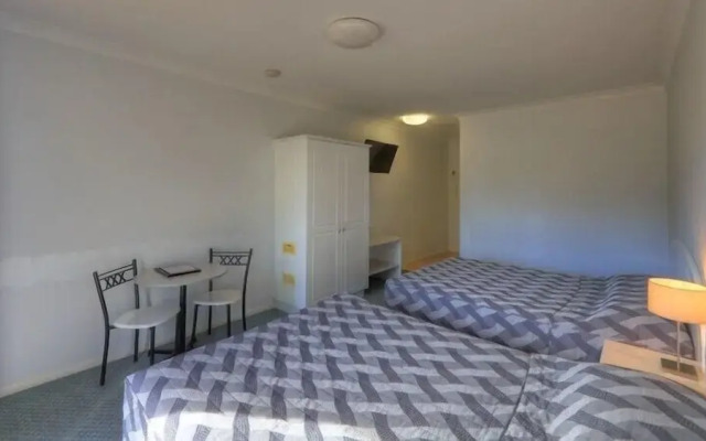 Heritage Lodge Motel