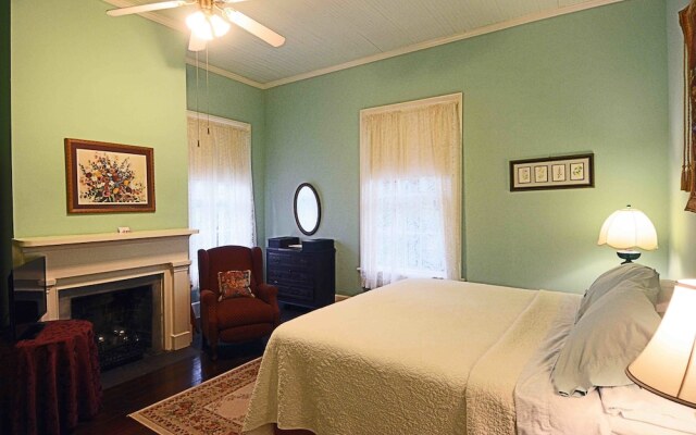 1872 John Denham House Bed and Breakfast