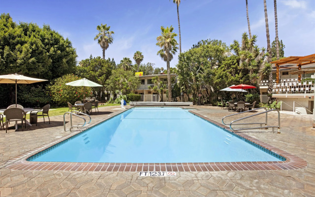Super 8 by Wyndham Long Beach
